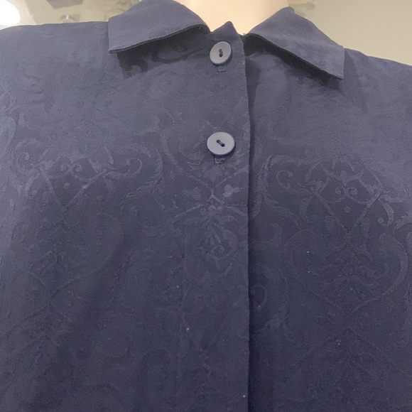Like new🌸VTG 90’ Beautiful buttons down blouse in navy blue jacquard - Picture 9 of 11